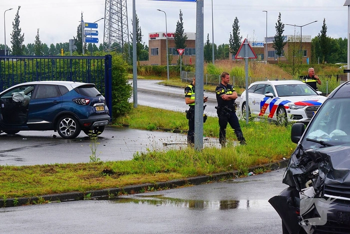Bestuurder naar ziekenhuis na botsing