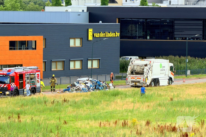 Brand in vuilniswagen veroorzaakt chaos