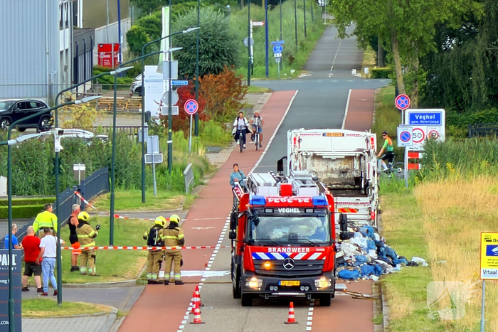 Brand in vuilniswagen veroorzaakt chaos