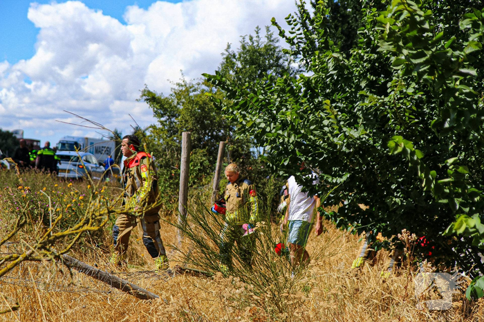 Auto botst door berm en hekwerk