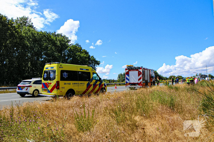Auto botst door berm en hekwerk