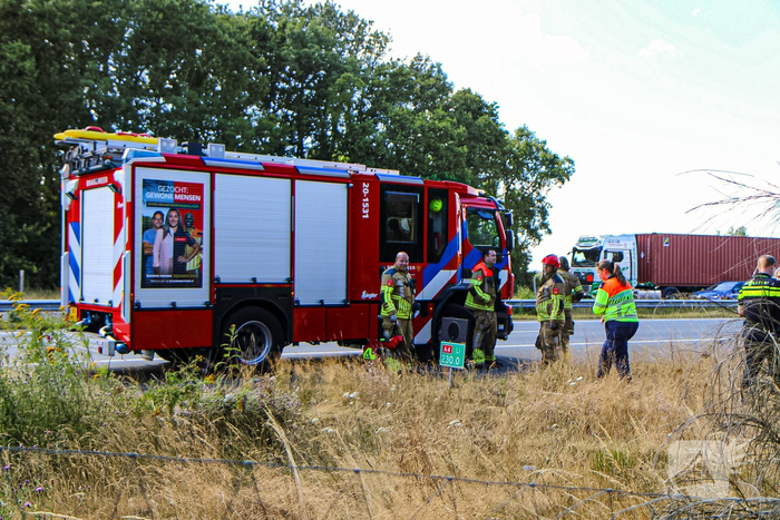 Auto botst door berm en hekwerk