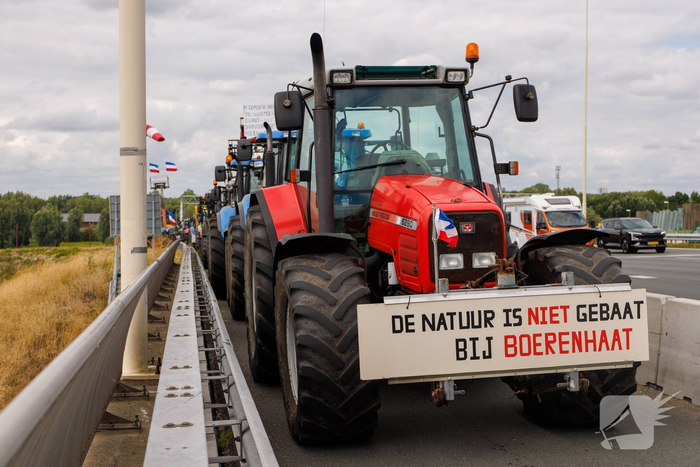 Omgekeerde vlaggen en spandoeken bij protestactie