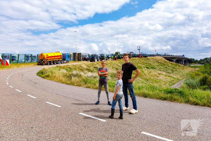 Omgekeerde vlaggen en spandoeken bij protestactie
