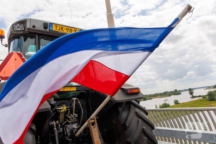 Omgekeerde vlaggen en spandoeken bij protestactie