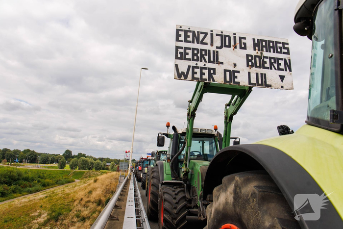 Omgekeerde vlaggen en spandoeken bij protestactie