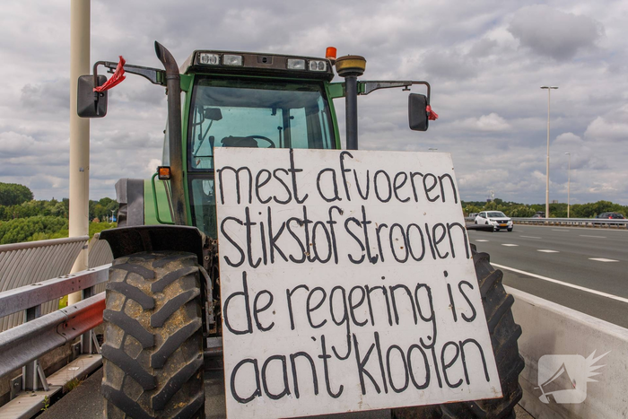 Omgekeerde vlaggen en spandoeken bij protestactie