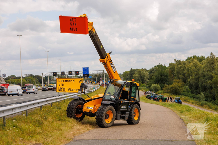 Omgekeerde vlaggen en spandoeken bij protestactie