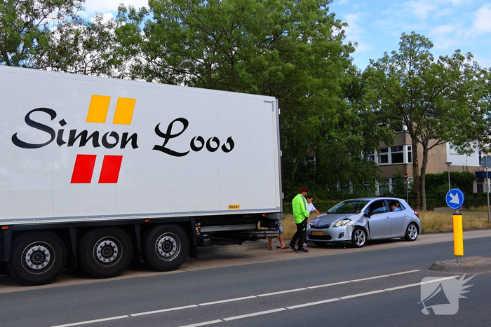 Vrachtwagen botst op stilstaande auto
