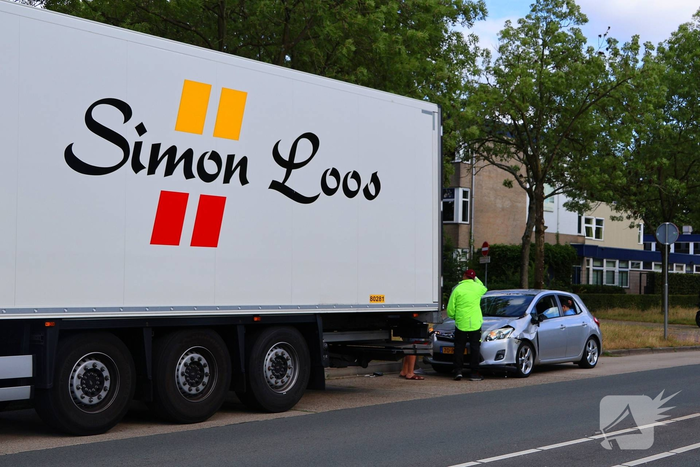 Vrachtwagen botst op stilstaande auto