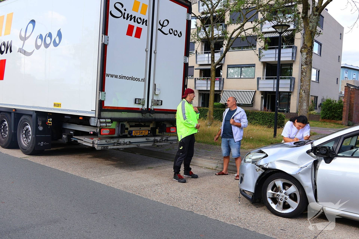 Vrachtwagen botst op stilstaande auto