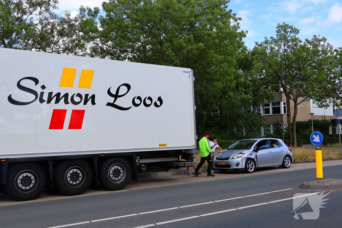 Vrachtwagen botst op stilstaande auto