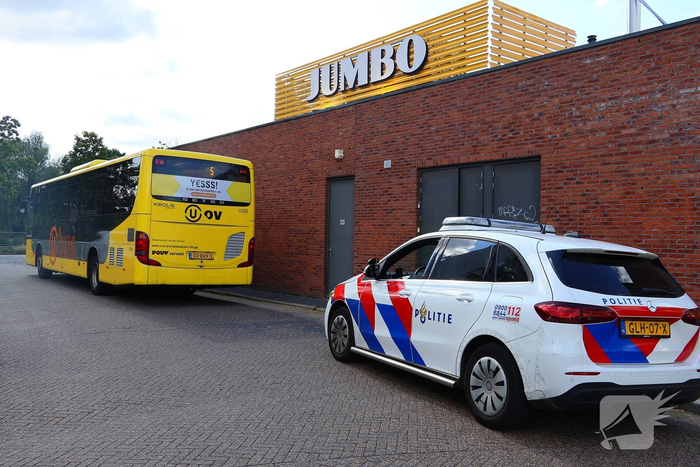 Bus en personenauto botsen in Amersfoort