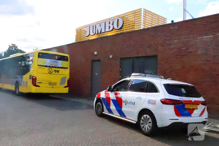 Bus en personenauto botsen in Amersfoort