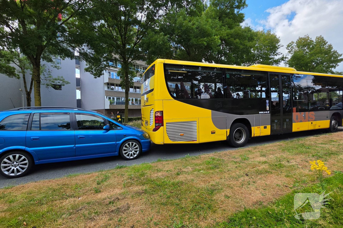 Bus en personenauto botsen in Amersfoort