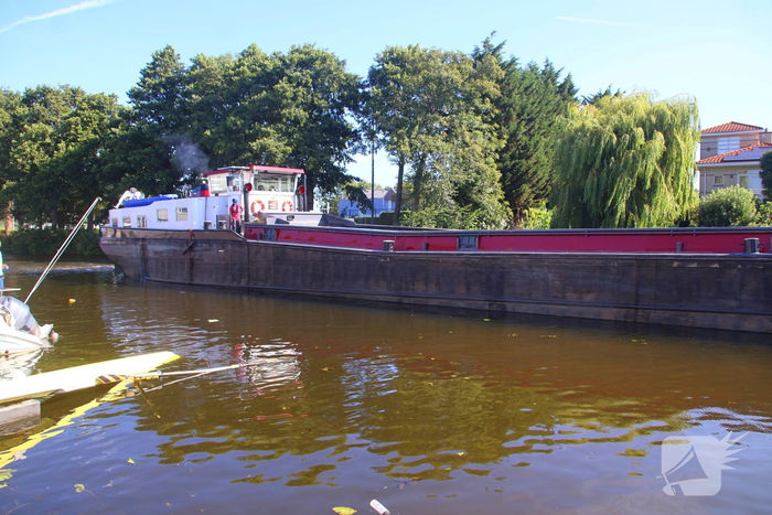 Roeiboten aangevaren door binnenvaarschip
