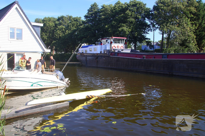 Roeiboten aangevaren door binnenvaarschip