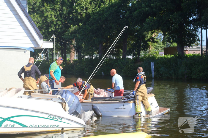 Roeiboten aangevaren door binnenvaarschip