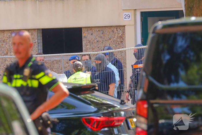 Arrestatieteam in actie bij leegstaand pand