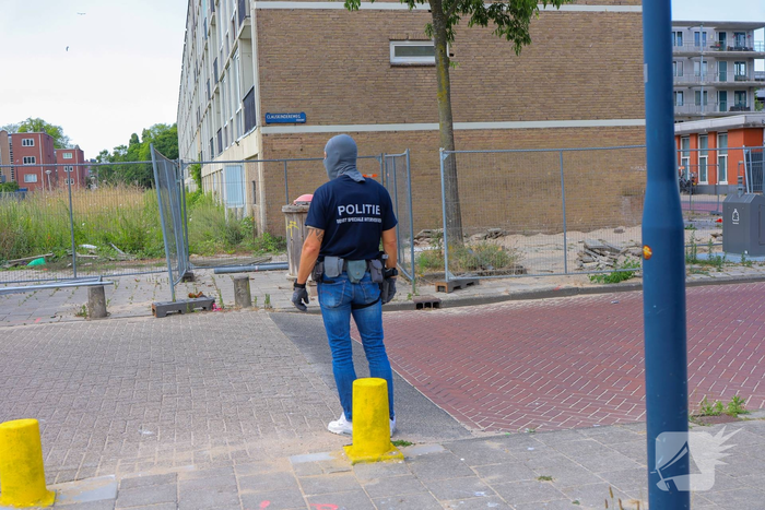 Arrestatieteam in actie bij leegstaand pand