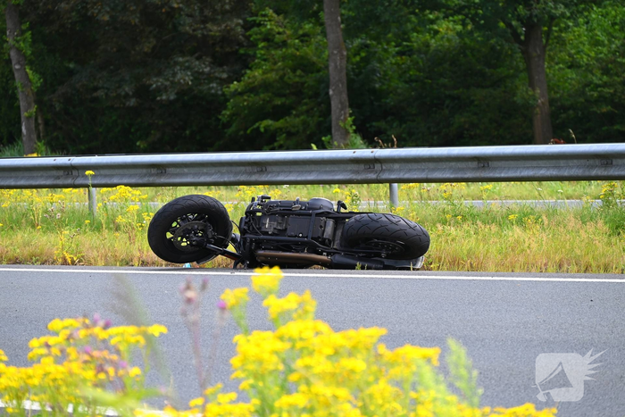Valpartij motorrijder na botsing met auto