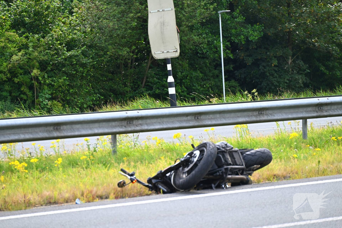 Valpartij motorrijder na botsing met auto