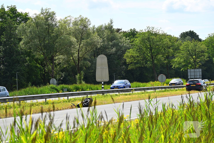 Valpartij motorrijder na botsing met auto