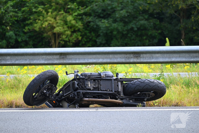 Valpartij motorrijder na botsing met auto