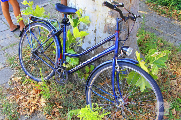 Fietser en auto botsen op kruising