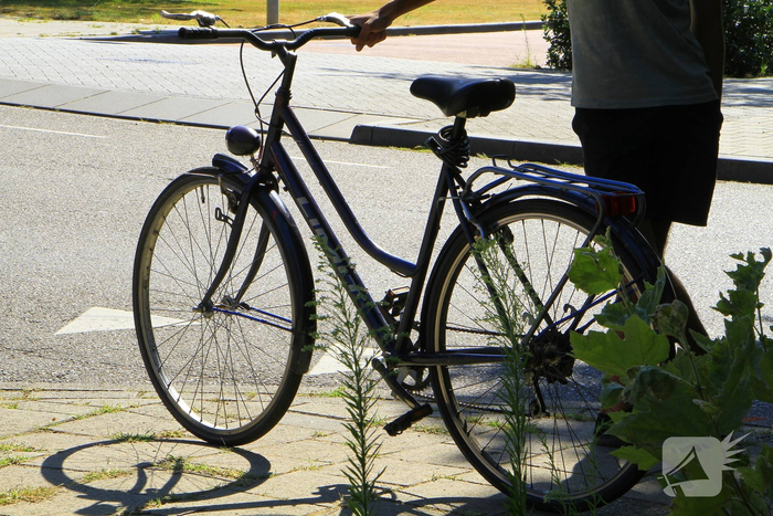 Fietser en auto botsen op kruising