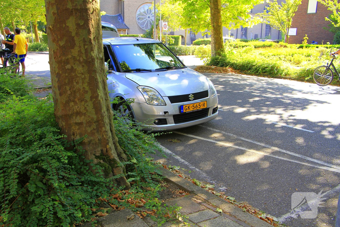 Fietser en auto botsen op kruising