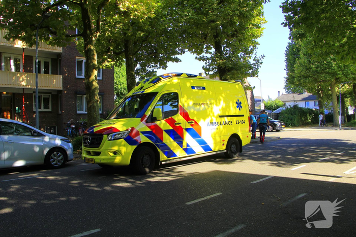 Fietser en auto botsen op kruising