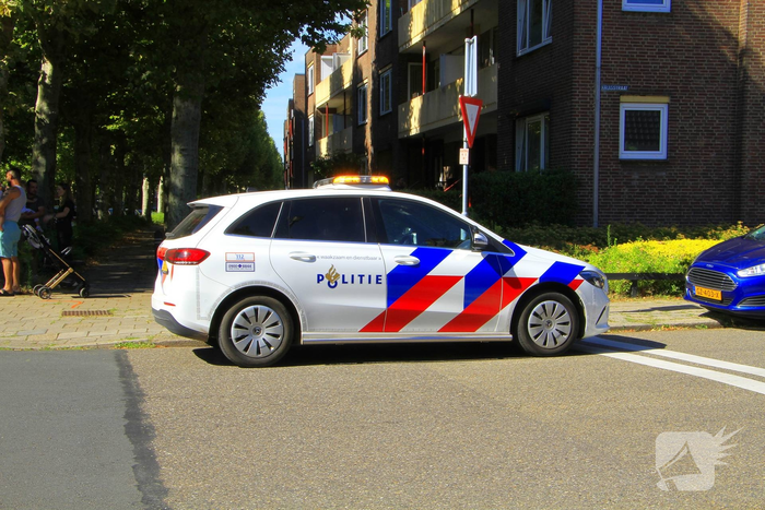Fietser en auto botsen op kruising