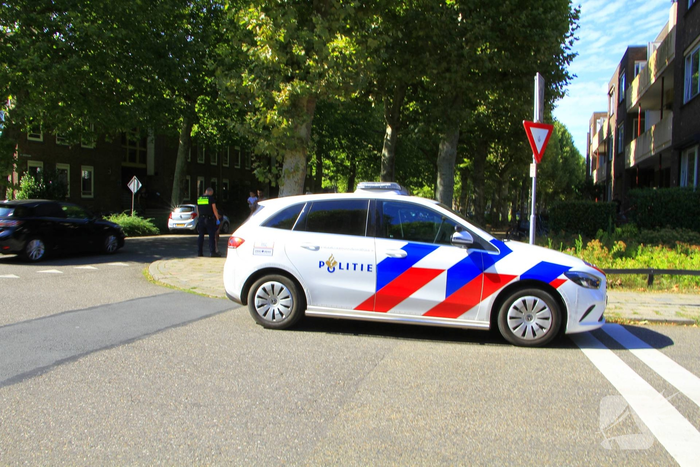 Fietser en auto botsen op kruising