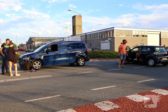 Twee voertuigen beschadigd door botsing
