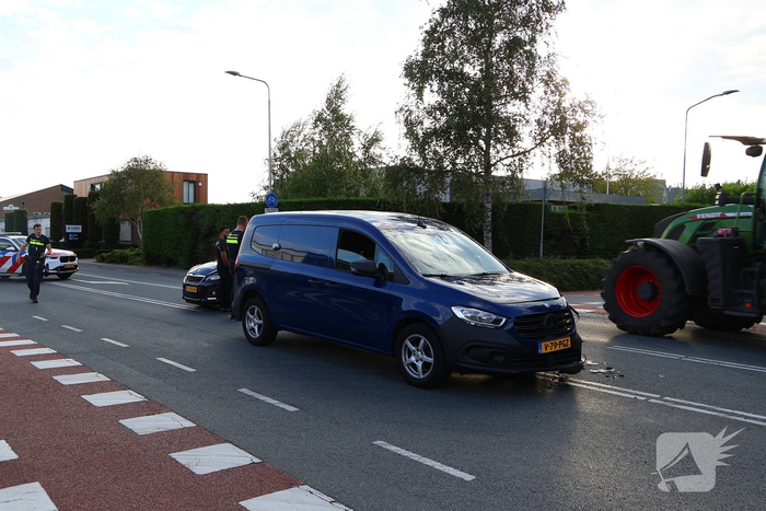 Twee voertuigen beschadigd door botsing