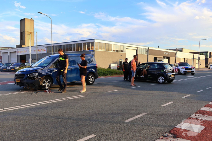 Twee voertuigen beschadigd door botsing