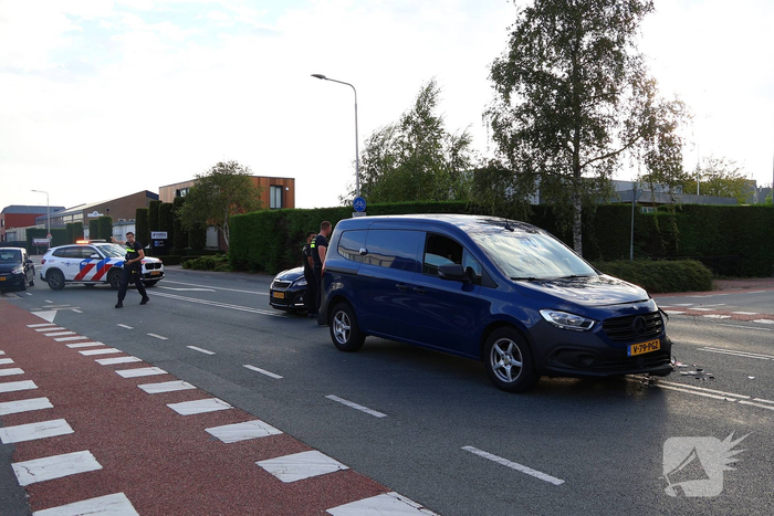 Twee voertuigen beschadigd door botsing
