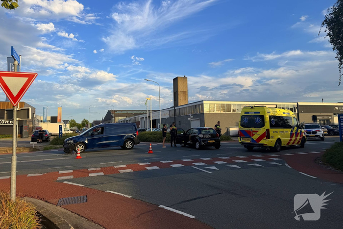 Twee voertuigen beschadigd door botsing