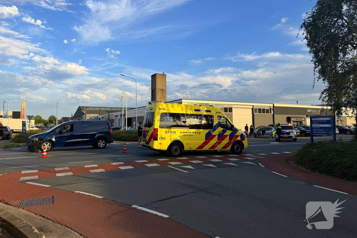 Twee voertuigen beschadigd door botsing