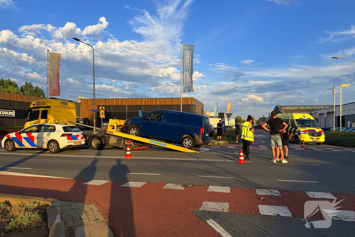 Twee voertuigen beschadigd door botsing