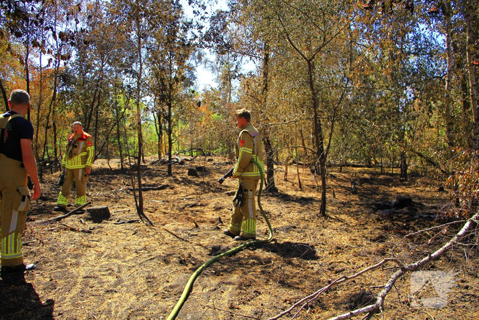 Brandweer blust bosbrand en ontdekt lachgascilinders