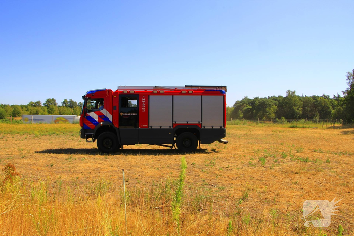 Brandweer blust bosbrand en ontdekt lachgascilinders