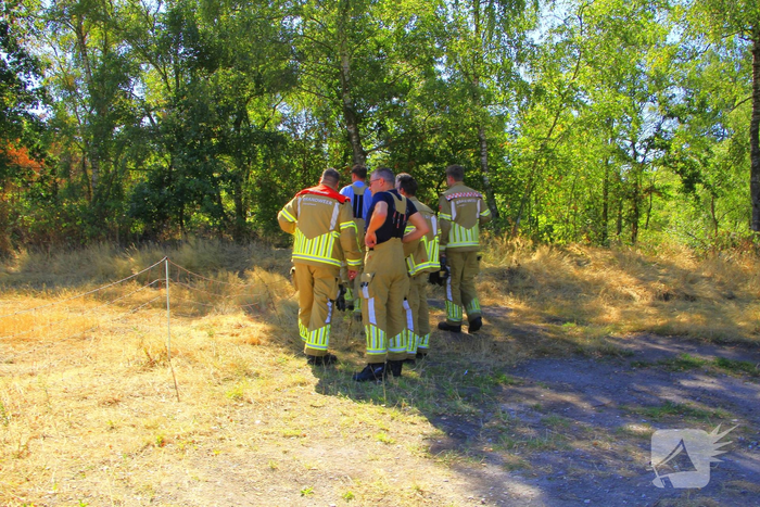 Brandweer blust bosbrand en ontdekt lachgascilinders