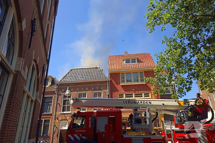Brandweer met meerdere eenheden in actie bij brand