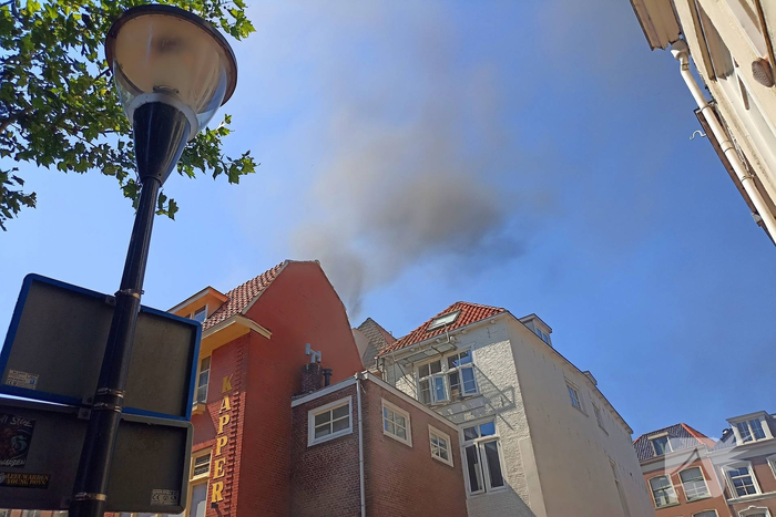Brandweer met meerdere eenheden in actie bij brand