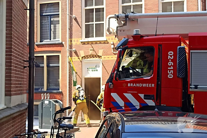 Brandweer met meerdere eenheden in actie bij brand