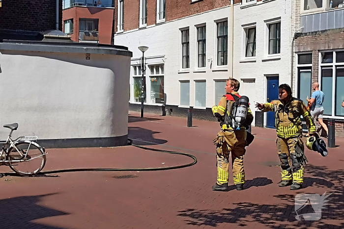 Brandweer met meerdere eenheden in actie bij brand