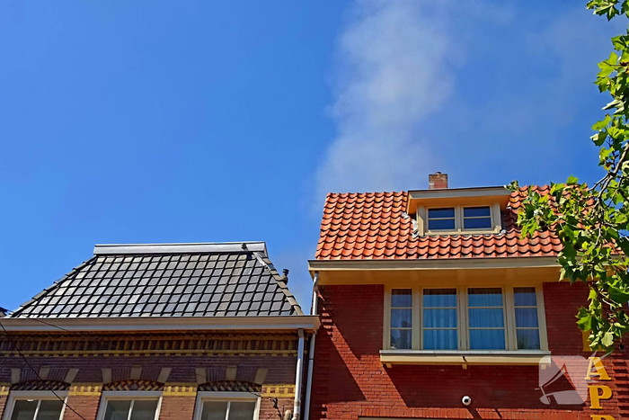 Brandweer met meerdere eenheden in actie bij brand