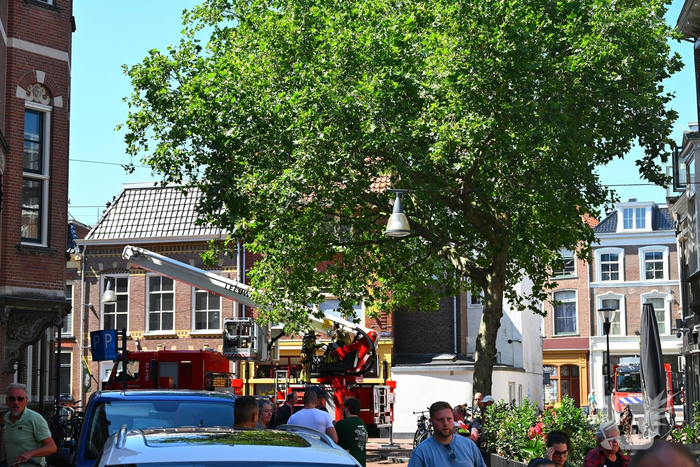 Brandweer met meerdere eenheden in actie bij brand